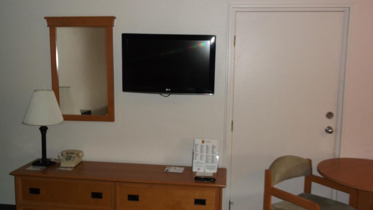 Super 8 By Wyndham Salina/Scenic Hills Area Hotel Ngoại thất bức ảnh